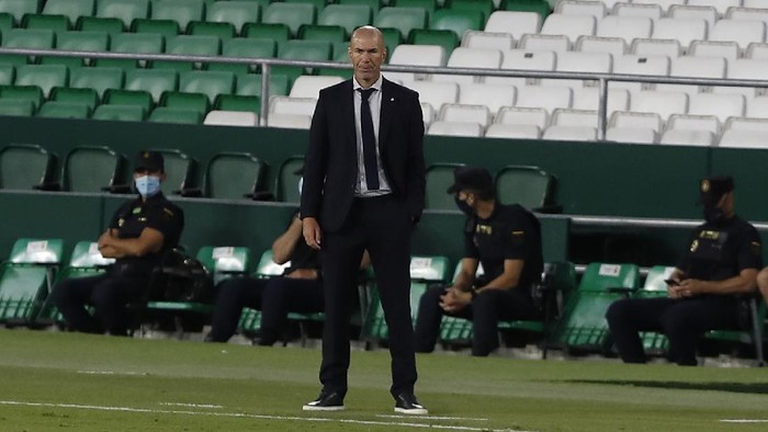 Real Madrids head coach Zinedine Zidane loos on during the Spanish La Liga soccer match between Betis and Real Madrid at the at the Benito Villamarin stadium in Seville, Spain, Saturday, Sept. 26, 2020. (AP Photo/Angel Fernandez)