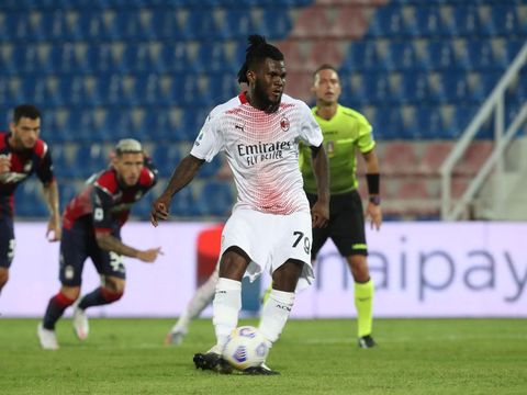 CROTONE, ITALY - SEPTEMBER 27: Frank Kessie of Milan scores the opening goal of his team during the Serie A match between FC Crotone and AC Milan at Stadio Comunale Ezio Scida on September 27, 2020 in Crotone, Italy.  (Photo by Maurizio Lagana / Getty Images)