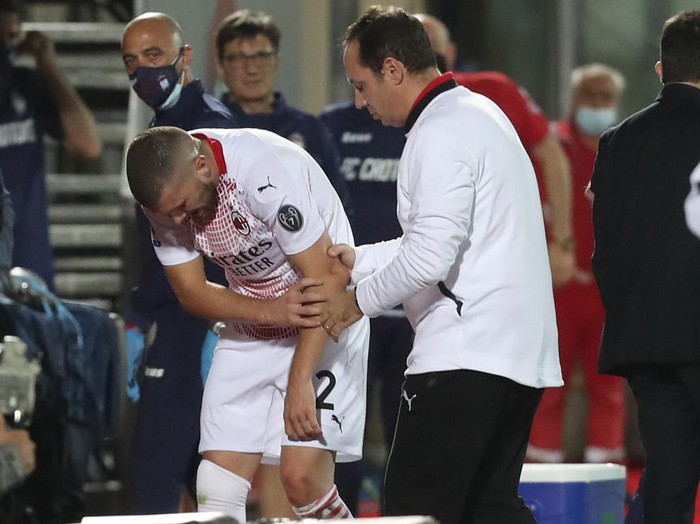CROTONE, ITALY - SEPTEMBER 27: Ante Rebic of Milan leavez the field after injury during the Serie A match between FC Crotone and AC Milan at Stadio Comunale Ezio Scida on September 27, 2020 in Crotone, Italy. (Photo by Maurizio Lagana/Getty Images)