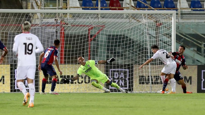 CROTONE, ITALY - SEPTEMBER 27: Brahim Diaz of Milan scores his teams second goal during the Serie A match between FC Crotone and AC Milan at Stadio Comunale Ezio Scida on September 27, 2020 in Crotone, Italy. (Photo by Maurizio Lagana/Getty Images)