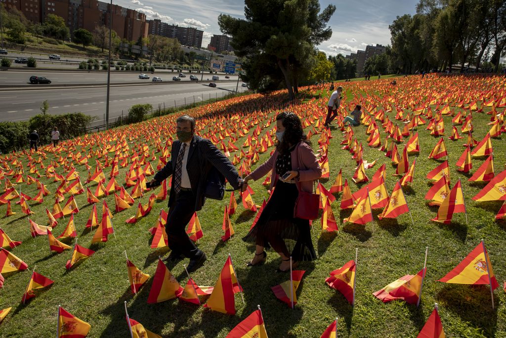 Sebanyak 53.000 bendera Spanyol dipasang di Roma Park sebagai penghormatan untuk para korban COVID-19.