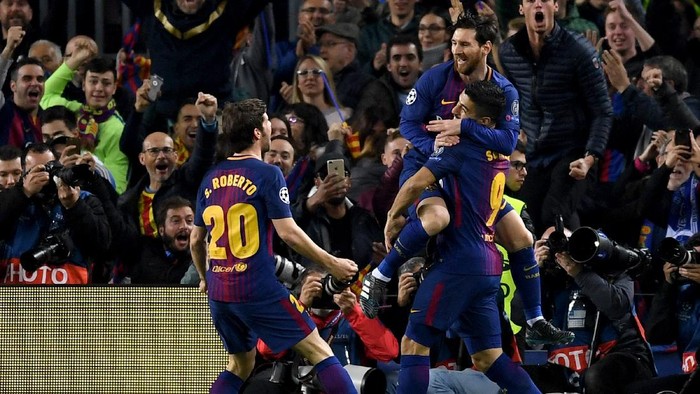 BARCELONA, SPAIN - MARCH 14:  Lionel Messi of Barcelona celebrates with Sergi Roberto and Luis Suarez as he scores their first goal  during the UEFA Champions League Round of 16 Second Leg match FC Barcelona and Chelsea FC at Camp Nou on March 14, 2018 in Barcelona, Spain.  (Photo by David Ramos/Getty Images)