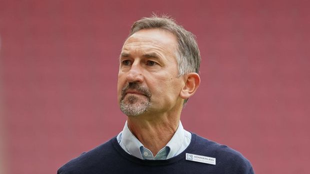 MAINZ, GERMANY - SEPTEMBER 26: Achim Beierlorzer, Head coach of 1.FSV Mainz 05 looks on prior to the Bundesliga match between 1. FSV Mainz 05 and VfB Stuttgart at Opel Arena on September 26, 2020 in Mainz, Germany. (Photo by Christian Kaspar-Bartke/Getty Images)