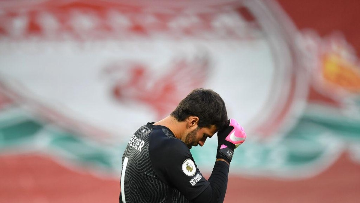 Alisson Becker diminta untuk membicarakan masalahnya dengan seseorang. (Foto: Getty Images/Pool)