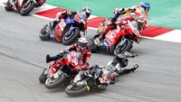 Foto: Detik-detik Andrea Dovizioso Keseret Jatuh Johann Zarco