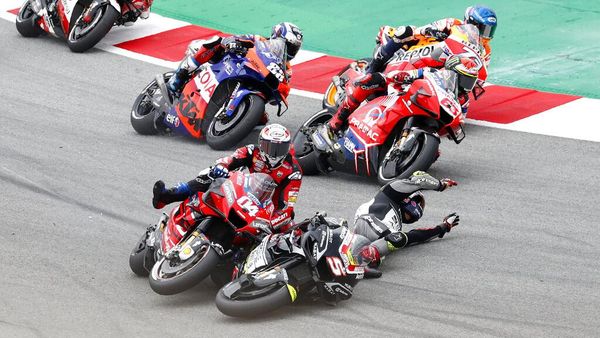Foto: Detik-detik Andrea Dovizioso Keseret Jatuh Johann Zarco