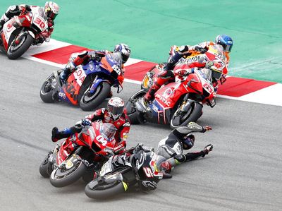 Foto: Detik-detik Andrea Dovizioso Keseret Jatuh Johann Zarco