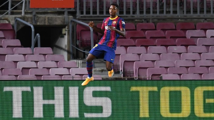 BARCELONA, SPAIN - SEPTEMBER 27: Ansu Fati of FC Barcelona celebrates after scoring his sides second goal during the La Liga Santander match between FC Barcelona and Villarreal CF at Camp Nou on September 27, 2020 in Barcelona, Spain. Football Stadiums around Europe remain empty due to the Coronavirus Pandemic as Government social distancing laws prohibit fans inside venues resulting in fixtures being played behind closed doors. (Photo by David Ramos/Getty Images)