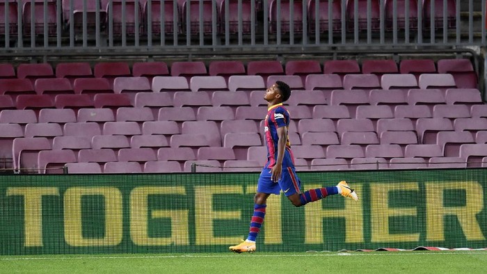 BARCELONA, SPAIN - SEPTEMBER 27: Ansu Fati of FC Barcelona celebrates after scoring his sides second goal during the La Liga Santander match between FC Barcelona and Villarreal CF at Camp Nou on September 27, 2020 in Barcelona, Spain. Football Stadiums around Europe remain empty due to the Coronavirus Pandemic as Government social distancing laws prohibit fans inside venues resulting in fixtures being played behind closed doors. (Photo by David Ramos/Getty Images)