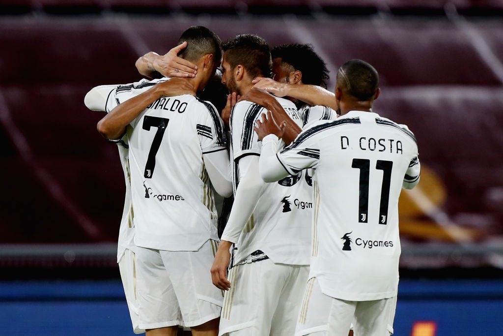 ROME, ITALY - SEPTEMBER 27: Cristiano Ronaldo with his Juventus teammates celebrates after scoring the team's second goal during the Serie A match between AS Roma and Juventus at Stadio Olimpico on September 27, 2020 in Rome , Italy.  (Photo by Paolo Bruno / Getty Images)