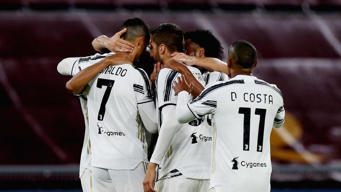 ROME, ITALY - SEPTEMBER 27:  Cristiano Ronaldo with his teammates of Juventus celebrates after scoring the teams second goal during the Serie A match between AS Roma and Juventus at Stadio Olimpico on September 27, 2020 in Rome, Italy.  (Photo by Paolo Bruno/Getty Images)