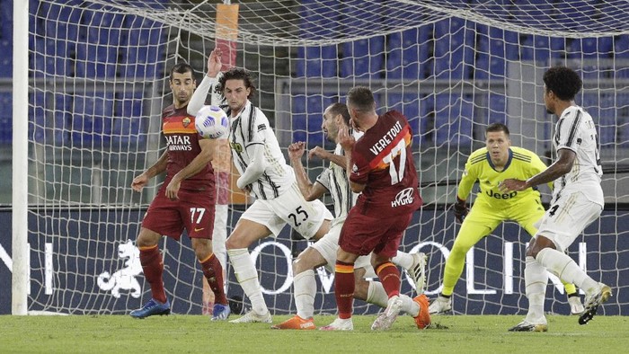 Juventus Adrien Rabiot, second left, blocks a shot with his hand to award Roma a penalty shot during the Italian Serie A soccer match between Roma and Juventus at Romes Olympic stadium, Sunday, Sept. 27, 2020. (AP Photo/Gregorio Borgia)