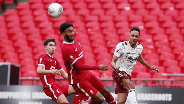 LONDON, ENGLAND - AUGUST 29: Pierre-Emerick Aubameyang of Arsenal is closed down by Joe Gomez of Liverpool  during the FA Community Shield final between Arsenal and Liverpool at Wembley Stadium on August 29, 2020 in London, England. (Photo by Andrew Couldridge/Pool via Getty Images)