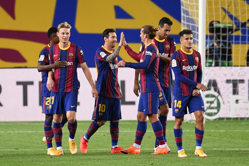 BARCELONA, SPAIN - SEPTEMBER 27: Lionel Messi, Antoine Griezmann and teammates of FC Barcelona celebrate their fourth goal during the La Liga Santander match between FC Barcelona and Villarreal CF at Camp Nou on September 27, 2020 in Barcelona, Spain. Football Stadiums around Europe remain empty due to the Coronavirus Pandemic as Government social distancing laws prohibit fans inside venues resulting in fixtures being played behind closed doors. (Photo by David Ramos/Getty Images)