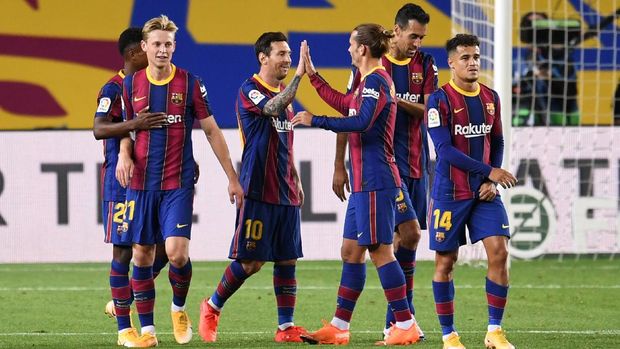 BARCELONA, SPAIN - SEPTEMBER 27: Lionel Messi, Antoine Griezmann and teammates of FC Barcelona celebrate their fourth goal during the La Liga Santander match between FC Barcelona and Villarreal CF at Camp Nou on September 27, 2020 in Barcelona, Spain. Football Stadiums around Europe remain empty due to the Coronavirus Pandemic as Government social distancing laws prohibit fans inside venues resulting in fixtures being played behind closed doors. (Photo by David Ramos/Getty Images)