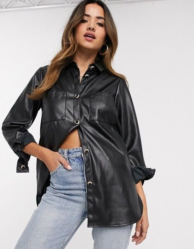Tampil dengan black leather shirt tetap akan membuat kamu tampil cantik!