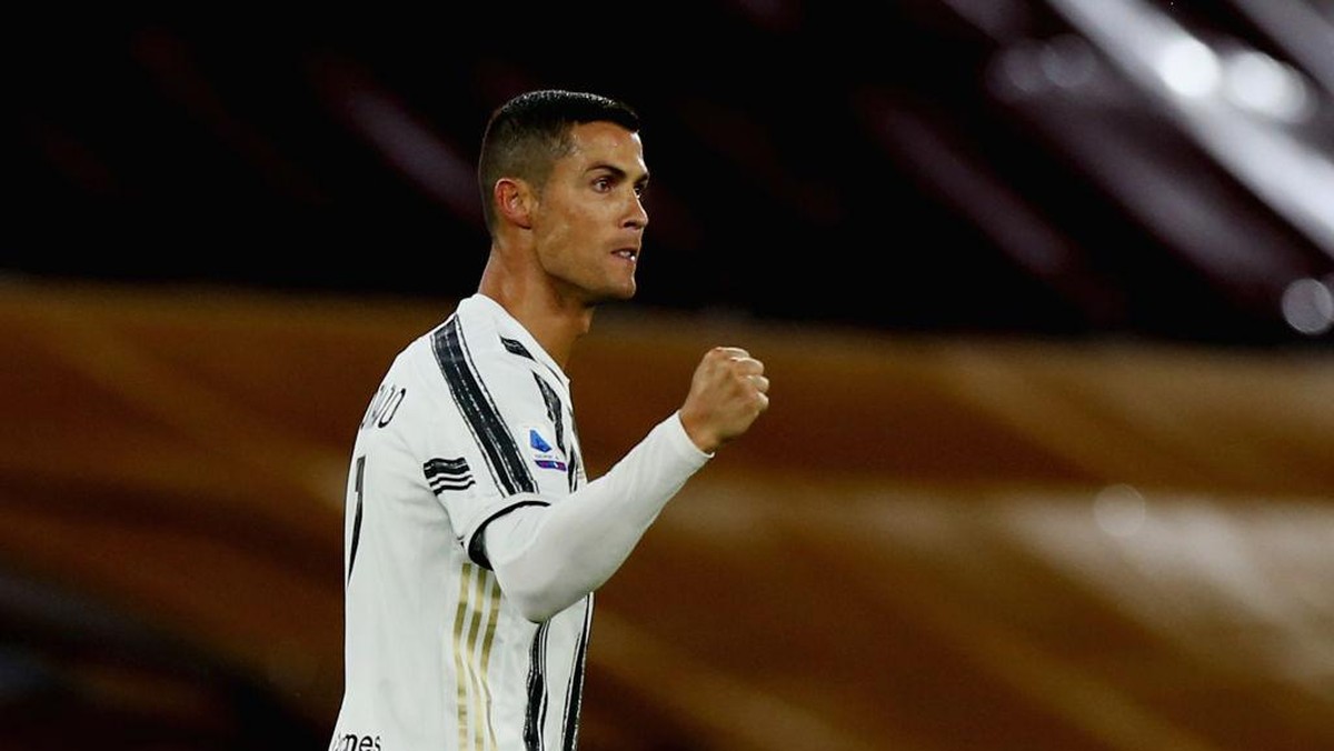 Cristiano Ronaldo bantah langgar protokol kesehatan. Foto: (Getty Images/Paolo Bruno)