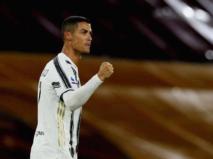 ROME, ITALY - SEPTEMBER 27:  Cristiano Ronaldo of Juventus celebrates after scoring the team's second goal during the Serie A match between AS Roma and Juventus at Stadio Olimpico on September 27, 2020 in Rome, Italy.  (Photo by Paolo Bruno/Getty Images)