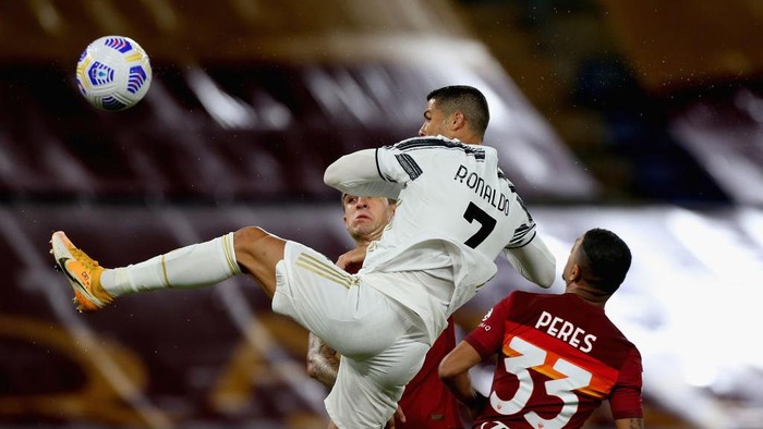 ROME, ITALY - SEPTEMBER 27:  Cristiano Ronaldo of Juventus celebrates after scoring the teams second goal during the Serie A match between AS Roma and Juventus at Stadio Olimpico on September 27, 2020 in Rome, Italy.  (Photo by Paolo Bruno/Getty Images)