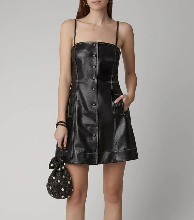 mengenakan leather strappy mini dress akan membuat kamu semakin cantik dan imut