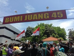 Diadang Masuk Gedung Juang 45, Massa KAMI Ngumpet di Gang