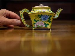 Dikira Barang Loak, Teko Teh Ini Harganya Ditaksir Rp 7,4  Miliar