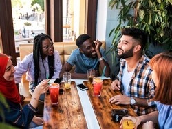 Begini Etika yang Harus Diterapkan saat Ditraktir Makan oleh Teman