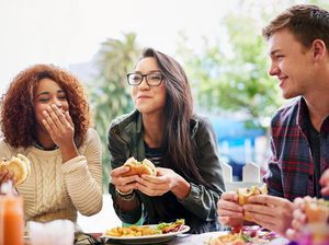 Pria Ini Kapok Berteman Usai Diberi Rekomendasi Makanan Mahal dan Tak Enak