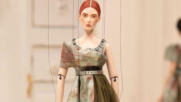 Ketika Model Manusia Digantikan dengan Boneka di Fashion Show Moschino