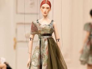Ketika Model Manusia Digantikan dengan Boneka di Fashion Show Moschino Ketika Model Manusia Digantikan dengan Boneka di Fashion Show Moschino