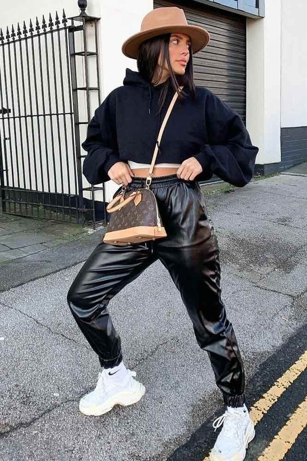 Kali ini coba ganti celana jogging katun kamu dengan faux-leather elastic waist pants!