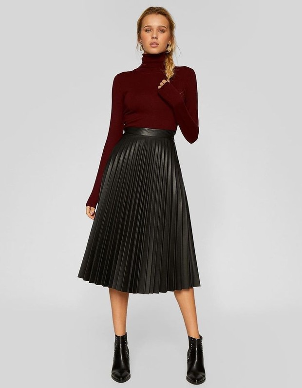 Midi skirt panjang seperti ini biasanya dibuat dari bahan katun tapi kali ini dari faux-leather yang lembut sehingga membuat kamu nyaman saat mengenakannya.