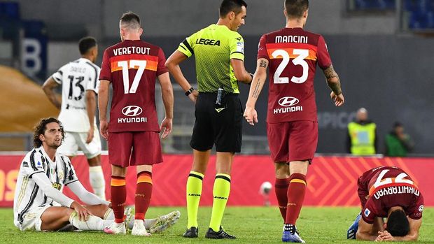 Juventus' French midfielder Adrien Rabiot (Bottom L) looks at Roma's French midfielder Jordan Veretout (3rdL) after fouling Roma's Armenian midfielder Henrikh Mkhitaryan (R) during the Italian Serie A football match Roma vs Juventus on September 27, 2020 at the Olympic stadium in Rome. (Photo by Tiziana FABI / AFP)
