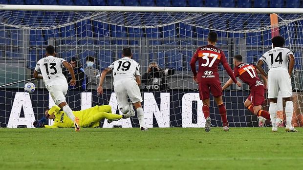 Roma's French midfielder Jordan Veretout (2ndR) scores a penalty past Juventus' Polish goalkeeper Wojciech Szczesny (Bottom L) to open the scoring during the Italian Serie A football match Roma vs Juventus on September 27, 2020 at the Olympic stadium in Rome. (Photo by Tiziana FABI / AFP)