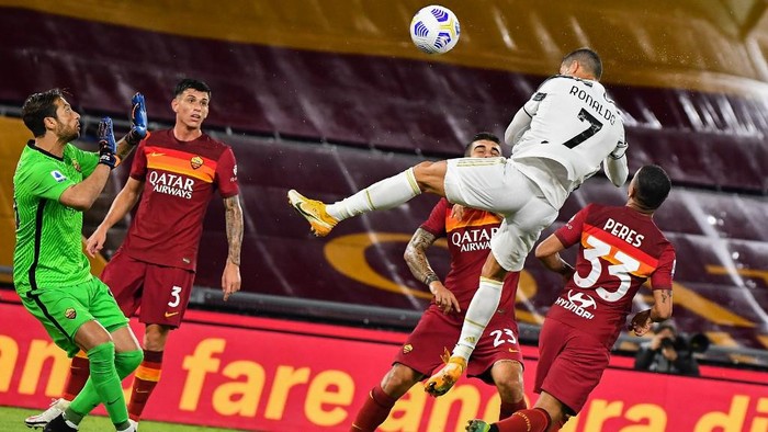 Juventus Portuguese forward Cristiano Ronaldo (Top R) heads the ball to score an equalizer past Romas Italian goalkeeper Antonio Mirante (L) during the Italian Serie A football match Roma vs Juventus on September 27, 2020 at the Olympic stadium in Rome. (Photo by Tiziana FABI / AFP)
