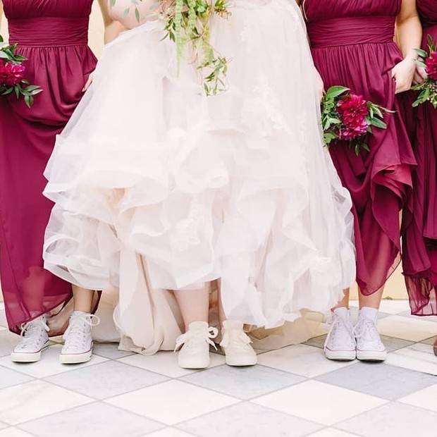 Foto: instagram.com/wedding_converse Converse Wedding Sneakers untuk pengantin yang gak suka pakai high heels.