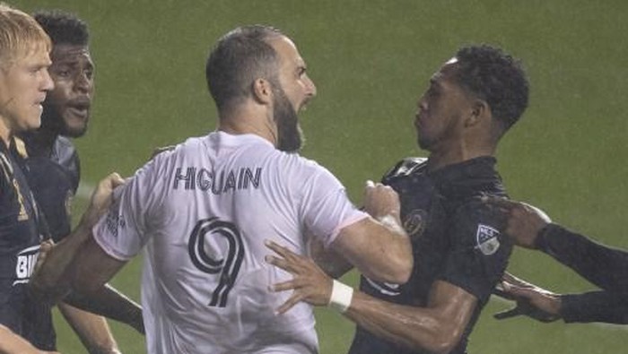 CHESTER, PA - SEPTEMBER 27: Gonzalo Higuain #9 of Inter Miami CF argues with Jose Andres Martinez #8 of Philadelphia Union in the second half at Subaru Park on September 27, 2020 in Chester, Pennsylvania. The Philadelphia Union defeated Inter Miami CF 3-0.   Mitchell Leff/Getty Images/AFP