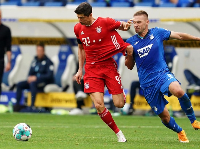 Catatan tak terkalahkan Bayern Munich sejak Desember 2019 terhenti di tangan Hoffenheim, Minggu (27/9/2020) malam WIB. Die Roten tumbang di kandang Die Kraichgauer 1-4.