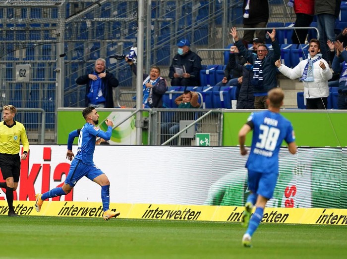 Catatan tak terkalahkan Bayern Munich sejak Desember 2019 terhenti di tangan Hoffenheim, Minggu (27/9/2020) malam WIB. Die Roten tumbang di kandang Die Kraichgauer 1-4.