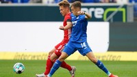 Joshua Kimmich berebut bola dengan Christoph Baumgartner. Dalam pertandingan ini, Joshua Kimmich berhasil memperkecil kedudukan di menit ke-36. 
