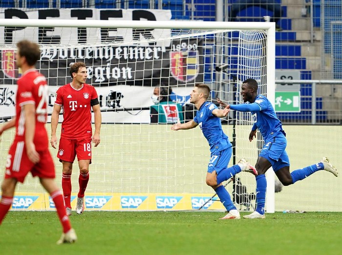 Catatan tak terkalahkan Bayern Munich sejak Desember 2019 terhenti di tangan Hoffenheim, Minggu (27/9/2020) malam WIB. Die Roten tumbang di kandang Die Kraichgauer 1-4.