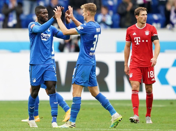 Catatan tak terkalahkan Bayern Munich sejak Desember 2019 terhenti di tangan Hoffenheim, Minggu (27/9/2020) malam WIB. Die Roten tumbang di kandang Die Kraichgauer 1-4.