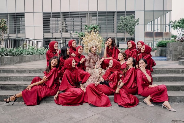 Maroon menjadi salah satu warna favorit yang sering dijadikan untuk seragam bridesmaid, termasuk hijabers.