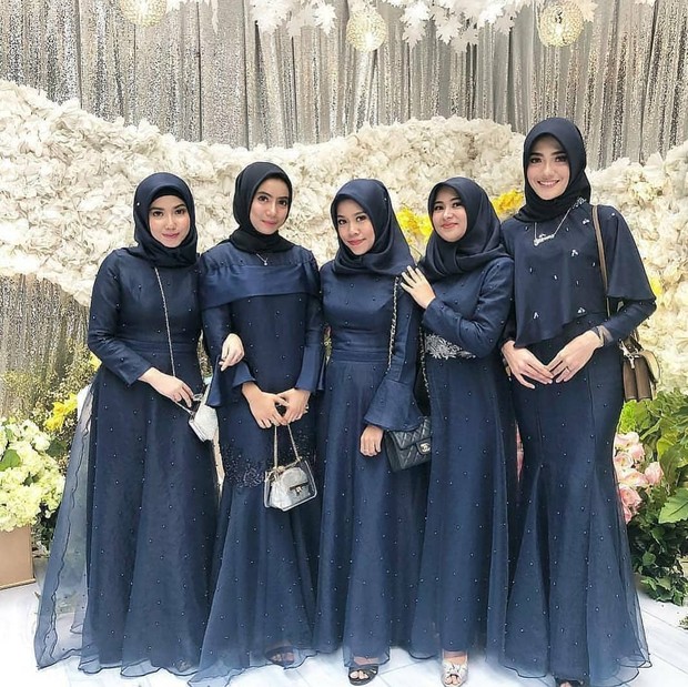 Selain warna-warna cerah, warna gelap seperti navy blue juga banyak dijadikan seragam bridesmaid untuk hijabers.