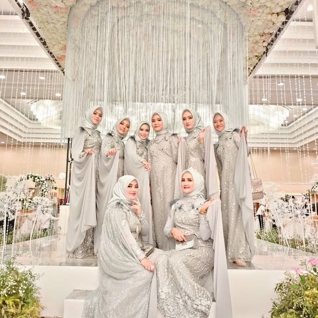 Light grey termasuk warna cantik untuk seragam bridesmaid serta dapat membuat penampilan tampak mewah, terlebih diberi tambahan payet.