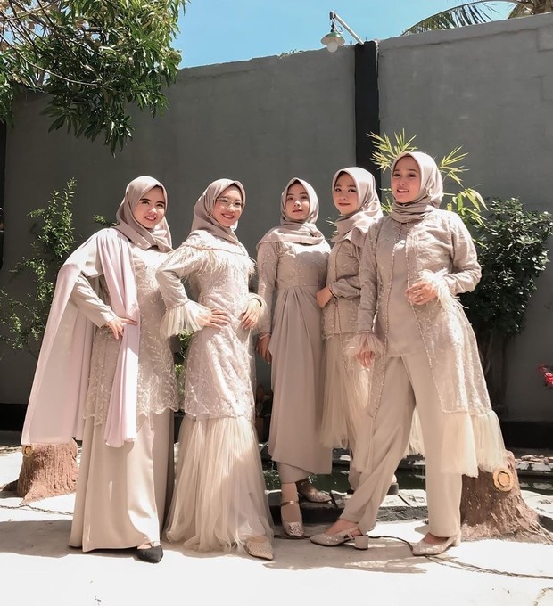 Nude menjadi warna favorit yang sering dikenakan bridesmaid. Warna ini cocok dikenakan untuk semua warna kulit dan dapat membuat penampilan tampak manis, feminim, juga mewah.