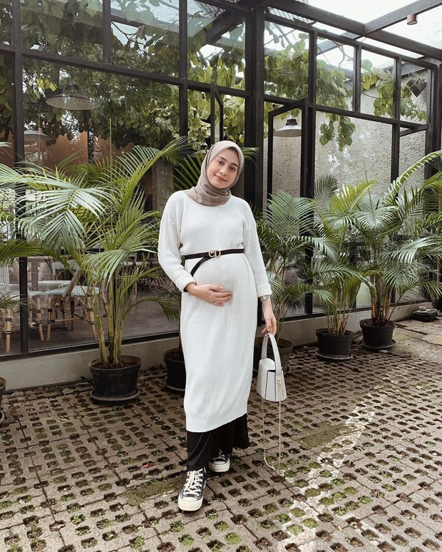 Inspirasi Baju Hamil Trimester 2/Instagram @helminursifah