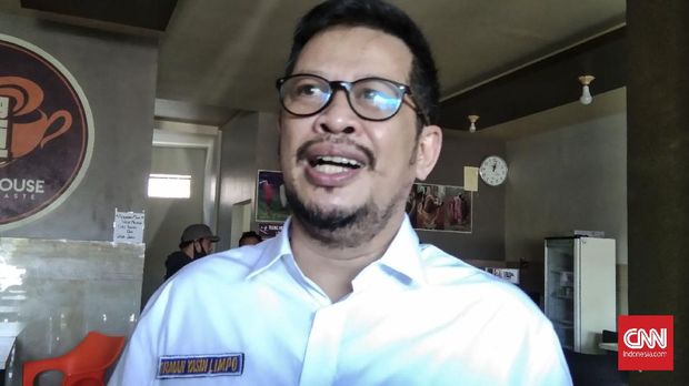 Calon Wali Kota Makassar nomor urut 4 Irman Yasin Limpo usai menemui warga di masa kampanye, Senin (28/9).