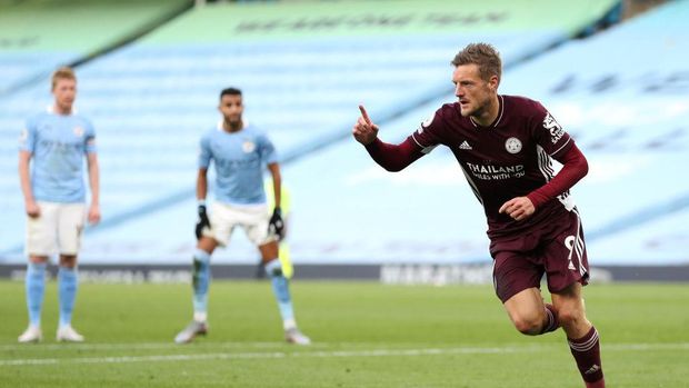 MANCHESTER, ENGLAND - SEPTEMBER 27: Jamie Vardy of Leicester City celebrates after scoring his sides third goal during the Premier League match between Manchester City and Leicester City at Etihad Stadium on September 27, 2020 in Manchester, England. Sporting stadiums around the UK remain under strict restrictions due to the Coronavirus Pandemic as Government social distancing laws prohibit fans inside venues resulting in games being played behind closed doors. (Photo by Catherine Ivill/Getty Images)