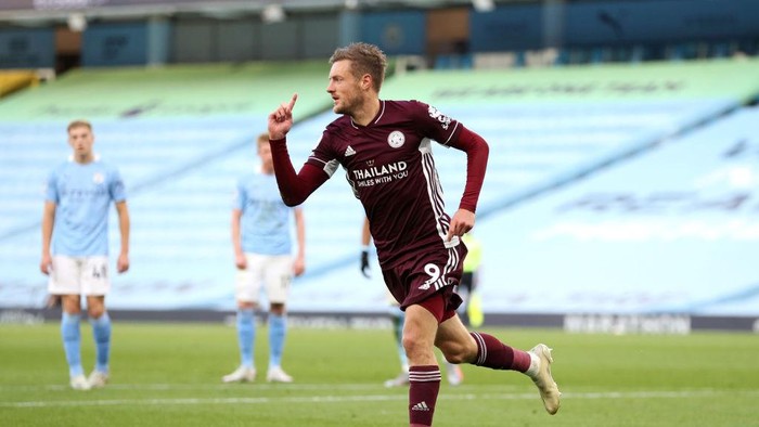 MANCHESTER, ENGLAND - SEPTEMBER 27: Jamie Vardy of Leicester City celebrates after scoring his sides third goal during the Premier League match between Manchester City and Leicester City at Etihad Stadium on September 27, 2020 in Manchester, England. Sporting stadiums around the UK remain under strict restrictions due to the Coronavirus Pandemic as Government social distancing laws prohibit fans inside venues resulting in games being played behind closed doors. (Photo by Catherine Ivill/Getty Images)
